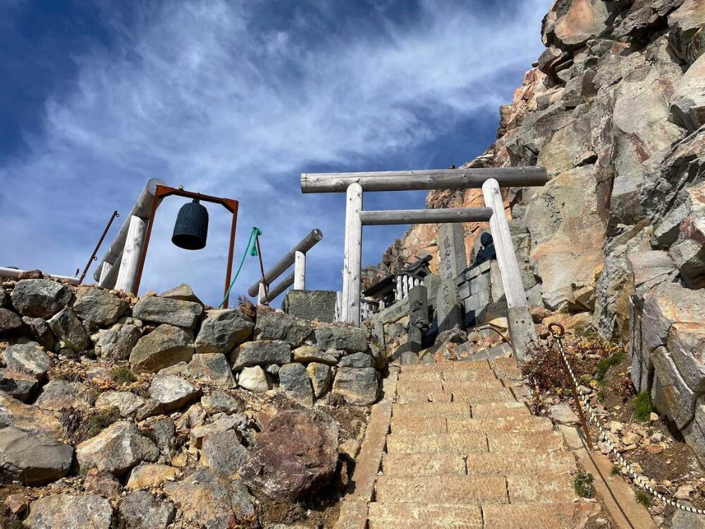 御嶽山9合目後にある鳥居と鐘