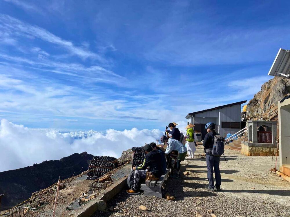 御嶽山山頂下にあるベンチと雲海