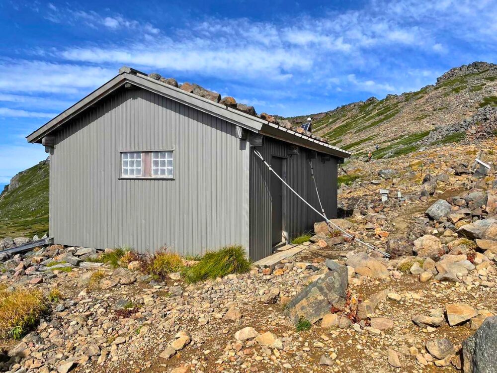 御嶽山の賽の河原の先にある白竜避難小屋