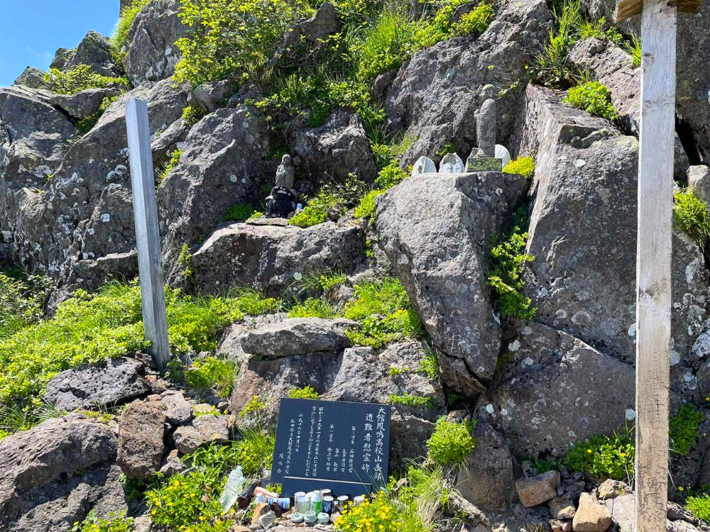 登山道にある遭難者慰霊碑