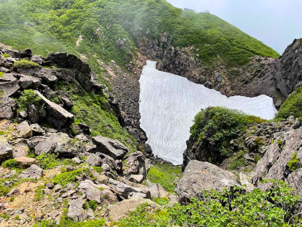登山道絡みた、残雪