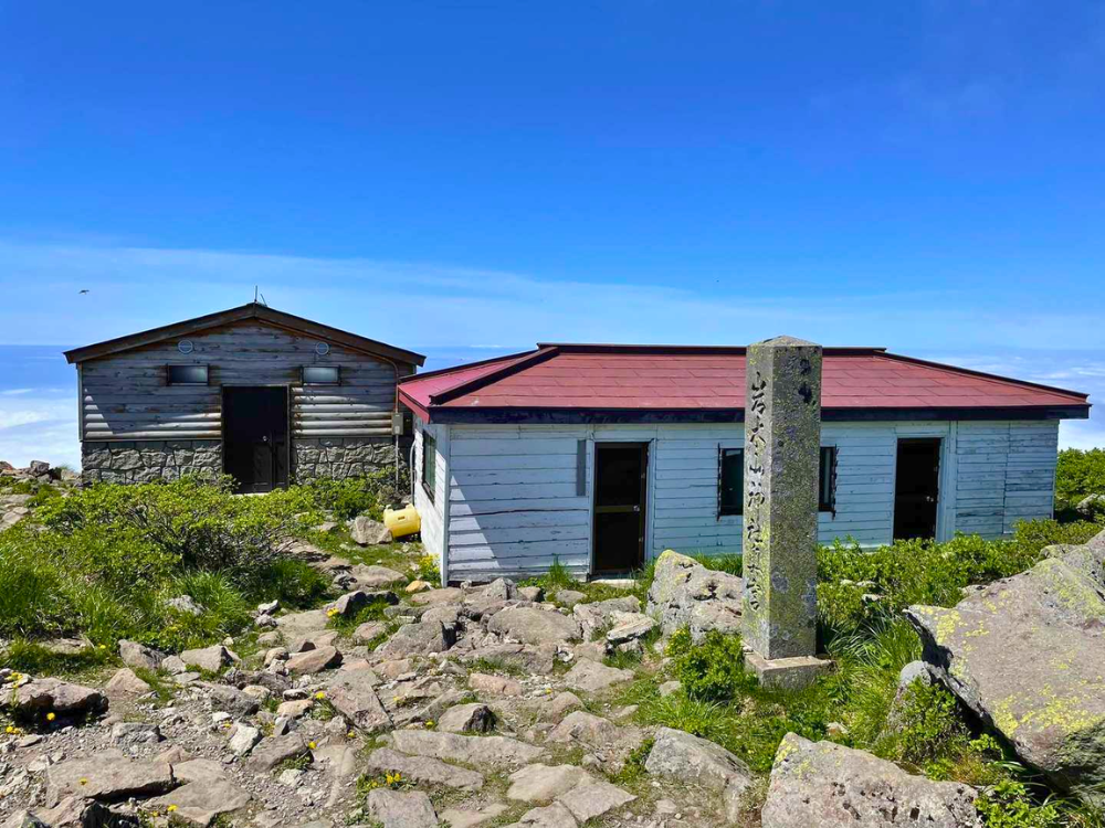 岩木山山頂にある、避難小屋とトイレ