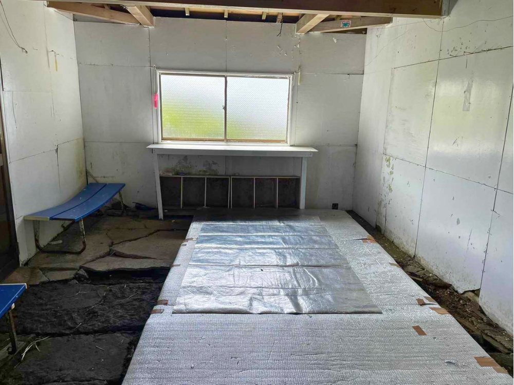 岩木山山頂にある避難小屋の内部