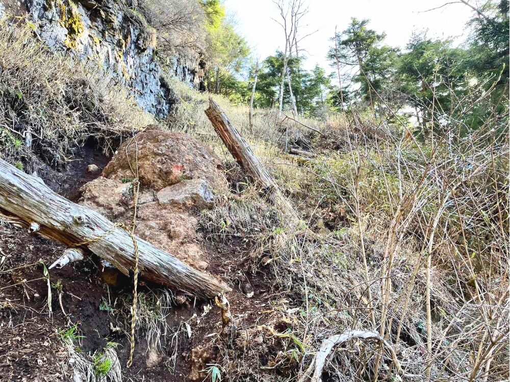 荒廃している登山道
