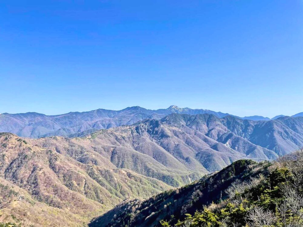 庚申山後の登山道からの景色