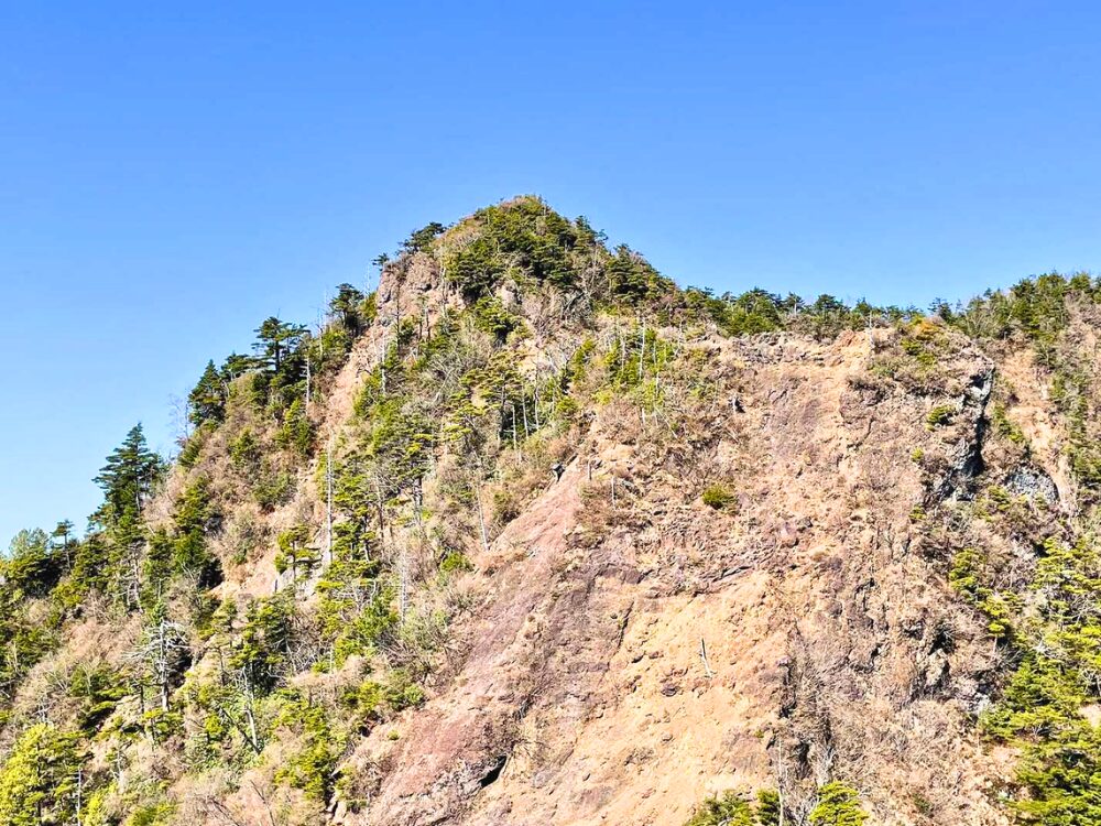 皇海山手前にある鋸山
