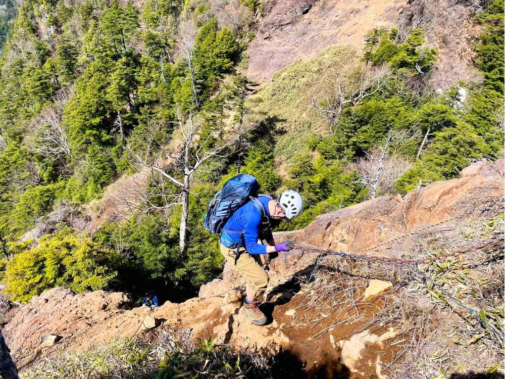 皇海山にある長い鎖場
