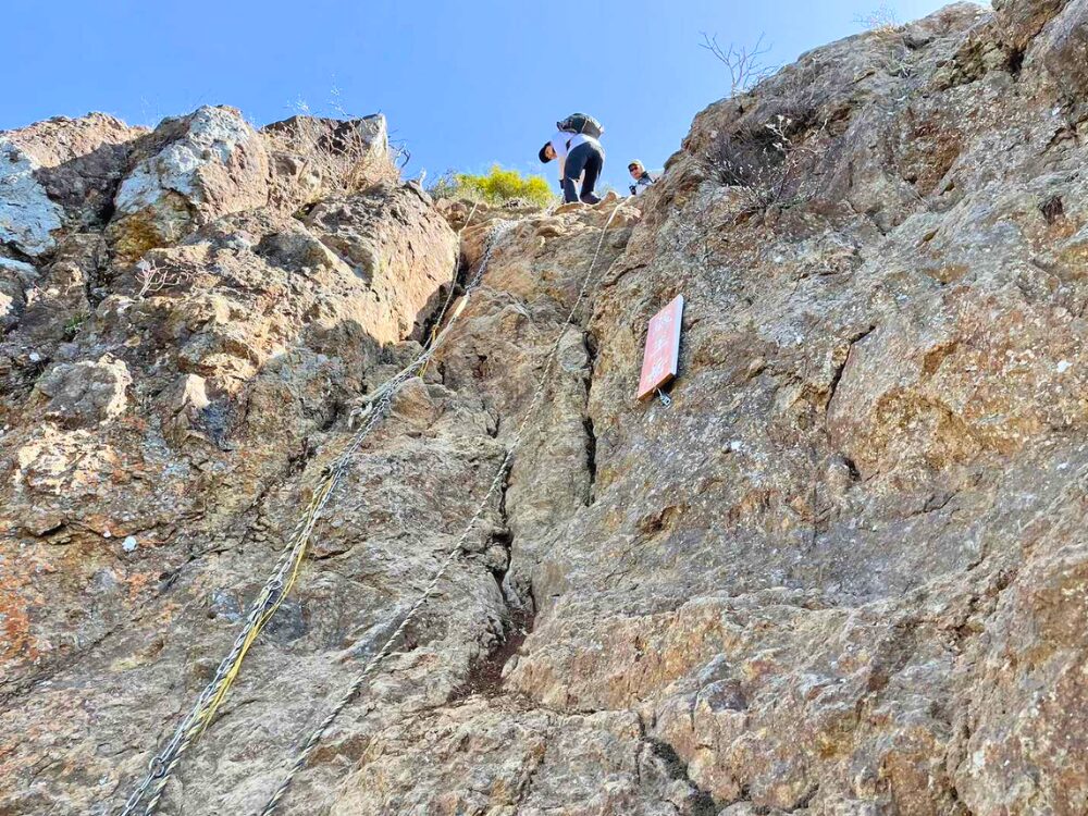 下から見る、皇海山にある長い鎖場