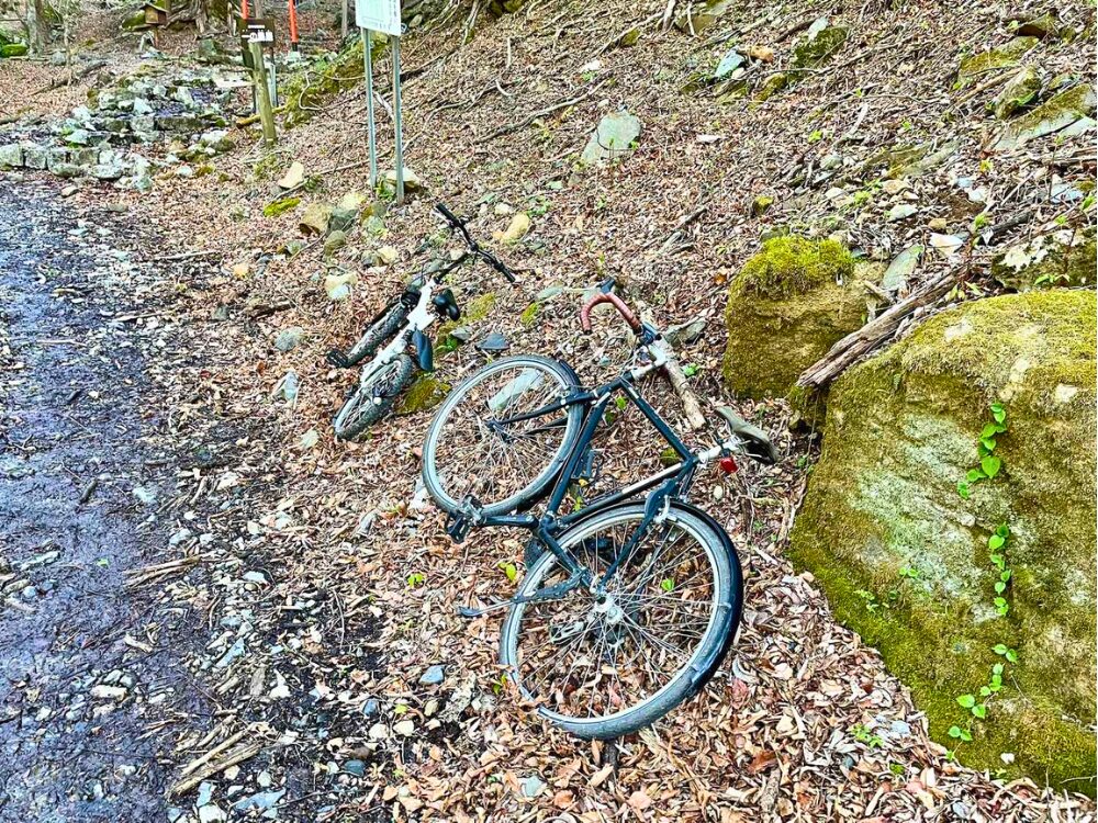 皇海山登山口に置いてあった自転車